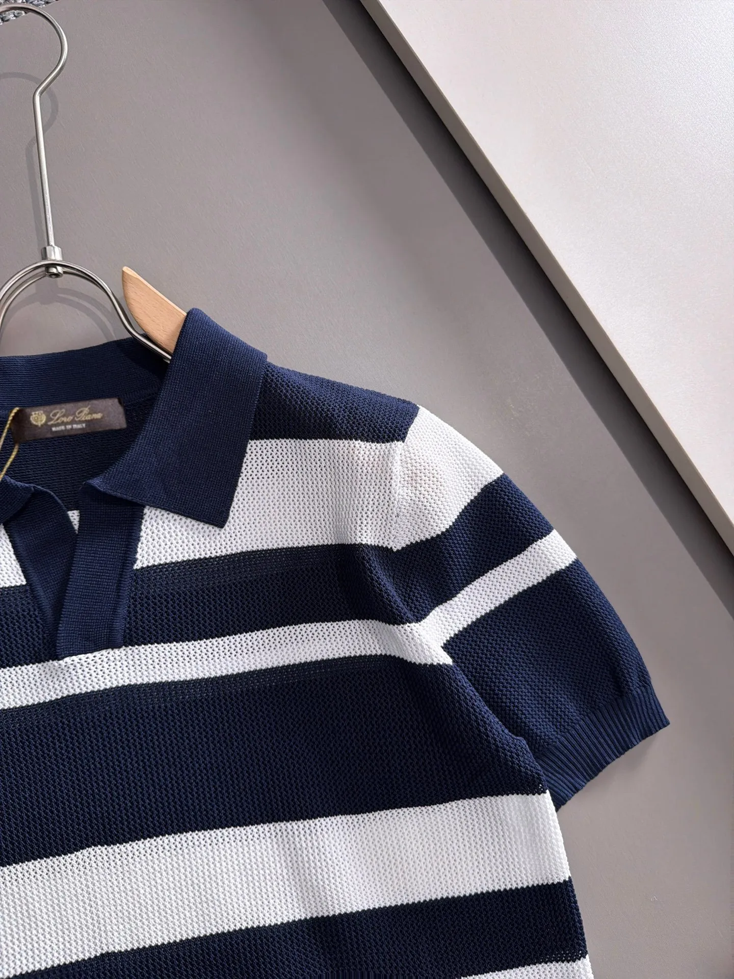 LP high quality Loro Piana 26ss New Arrival men's short-sleeved T-shirt. Made of combed cotton yarn knitted cotton fabric, no pressure when entering and exiting the counter. Exclusive control of raw materials. It feels substantial when weighed, and the upper body is more textured than ordinary T-shirts. This texture can handle the weather easily and is suitable for both hot and cold! Loose fit design, looks noble. The only correct version is available Size: M to 3XL